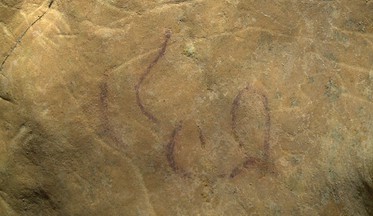 Signos pintados en rojo y trazos grabados en la cueva de El Sidrón. © Javier Fortea. Principado de Asturias, Consejería de Cultura