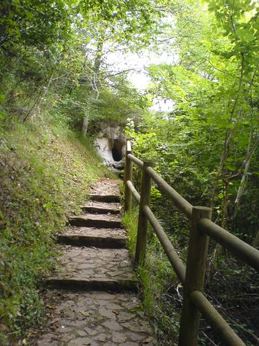 Acceso a la cueva de El Buxu. © La Casona de Cardes
