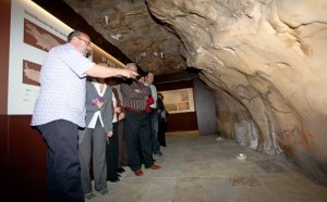 Visitantes en el Centro de Interpretación de La Covaciella. © Nel Acebal, El Comercio