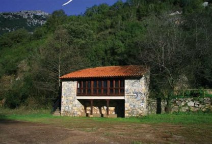 Vista exterior del Aula de La Loja. © Ayuntamiento de Peñamellera Baja