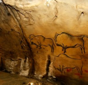 Réplica del panel de los bisontes de Covaciella, ubicado en el centro de interpretación de la casa Bárcena, en Carreña de Cabrales. © Nel Acebal, El Comercio