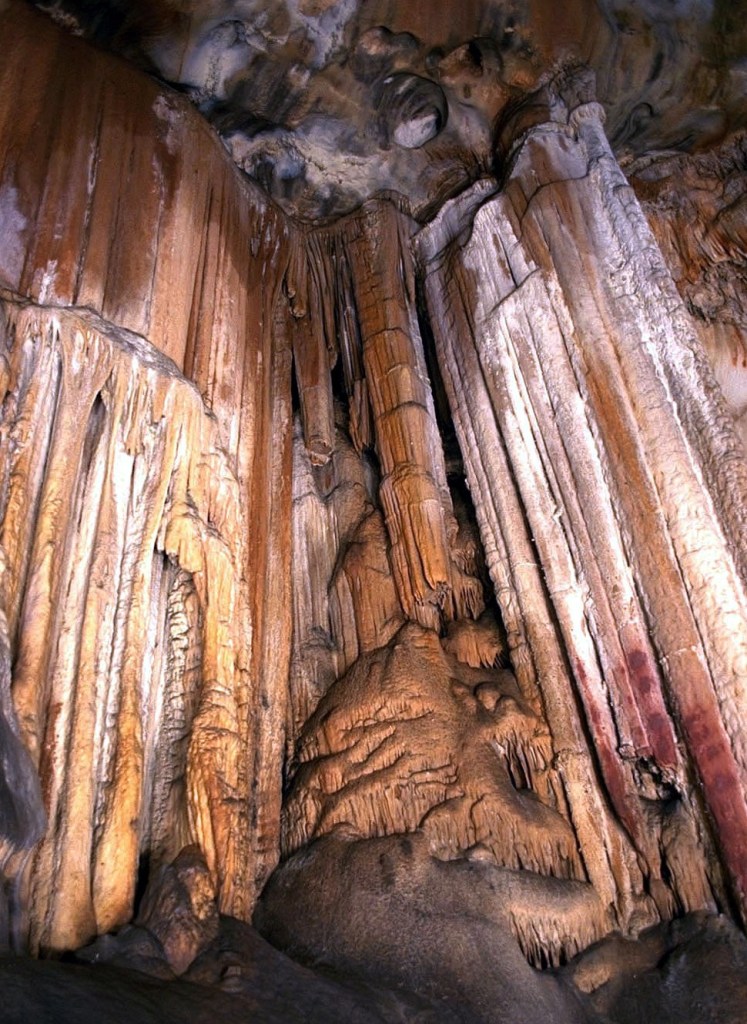 Columnas pintadas en la gran sala de La Peña de Candamo. © Texnai, Principado de Asturias, Consejería de Cultura