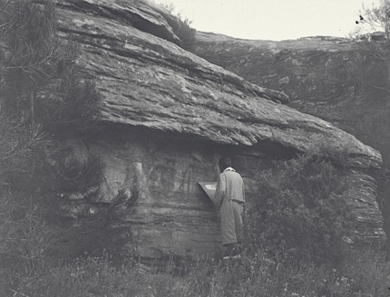 Benitez Mellado trabajando en un abrigo levantino. © Francisco Hernández-Pacheco, CSIC