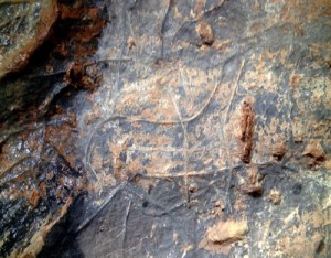 Cierva grabada en la Gran Hornacina del abrigo de la Lluera. © Texnai, Principado de Asturias, Consejería de Cultura