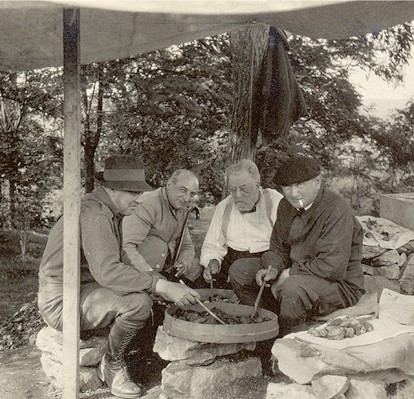 De izquierda a derecha, el Conde de la Vega del Sella, Henri Breuil, el Conde Begöuen y Hugo Obermaier. © Hugo Obermaier-Gesellschaft