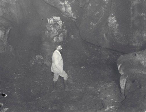 Eduardo Hernández-Pacheco frente al Muro de los Grabados de La Peña de Candamo. © Francisco Hérnandez Pacheco de la Cuesta, CSIC