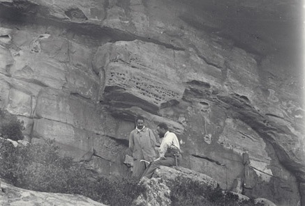 Eduardo Hernández-Pacheco, a la derecha, junto a Benítez Mellado, en la covacha de El Bullón (Serranía de Cuenca). © Francisco Hernández-Pacheco de la Cuesta. CSIC