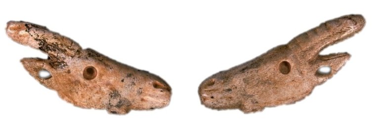 Anverso y reverso de la escultura-colgante en forma de cabeza de cabra procedente de Tito Bustillo © Texnai, Museo Arqueológico de Asturias