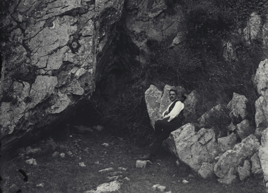 Benítez Mellado, fotografiado en el entorno de La Peña de Candamo, en 1917.© Francisco Hérnández-Pacheco de la Cuesta, CSIC