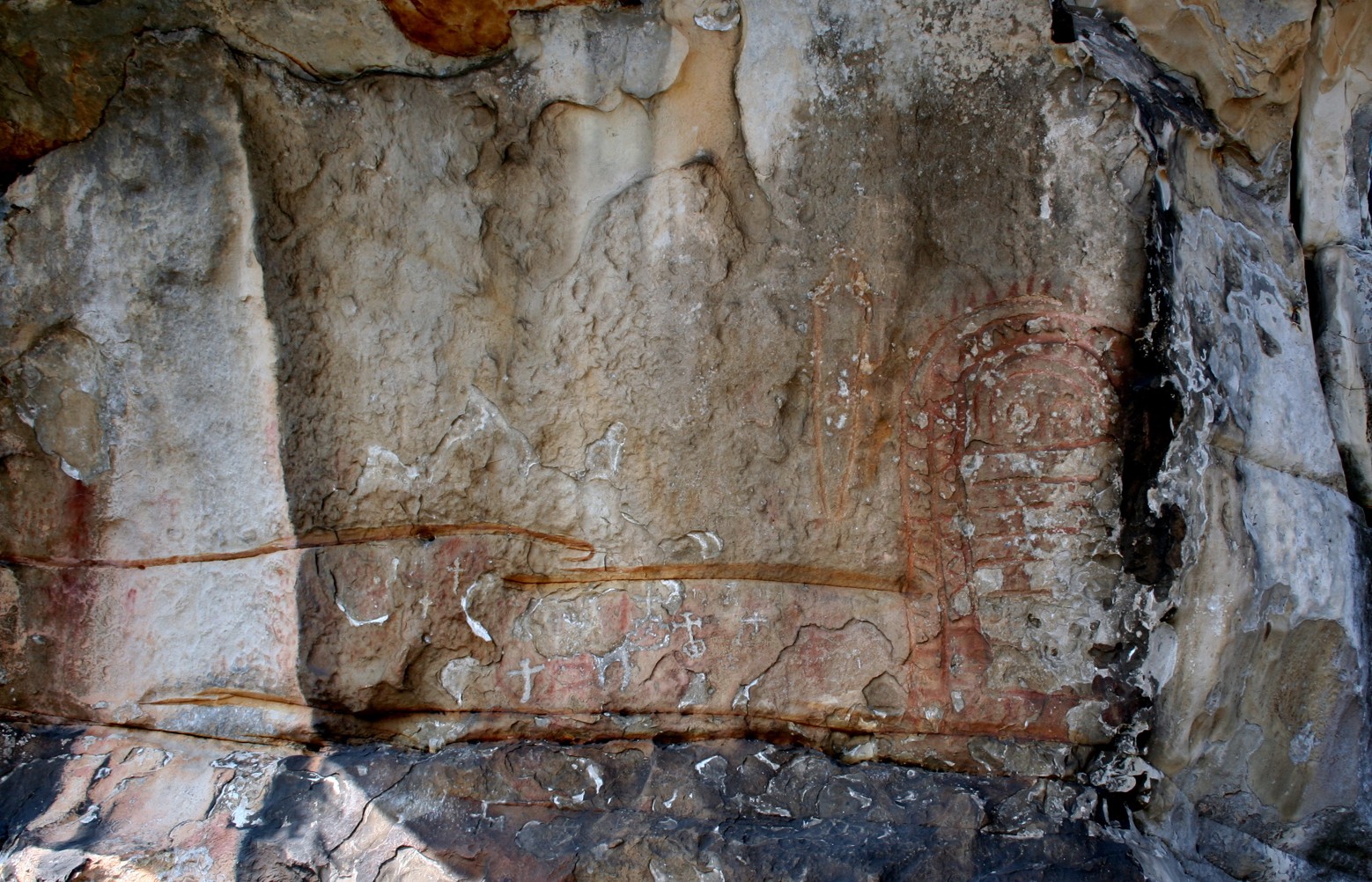 Vista general del conjunto rupestre de Peña Tú 