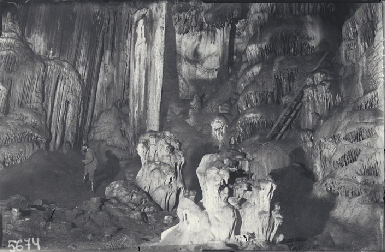 Vista del interior de la cueva en 1917: a la izquierda, Eduardo Hernández-Pacheco; a la derecha, escalera colocada para subir al Camarín. © Juan Cabré, CSIC