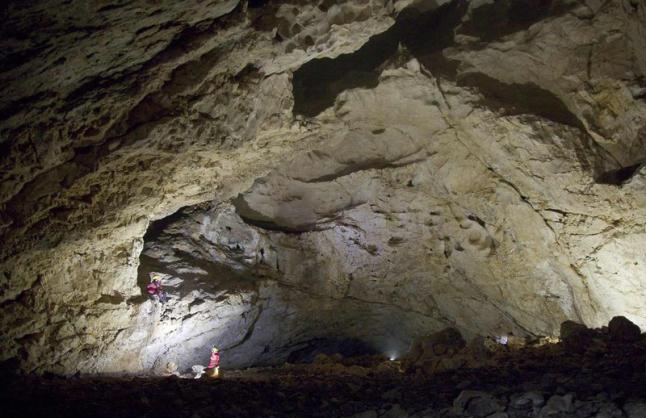 Sala donde se ubican los paneles decorados de la cueva de Pruneda. © Centro de Interpretación de la Fauna Glacial