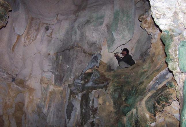 Trabajos de prospección en la cueva de Pruneda. © Centro de Interpretación de la Fauna Glacial