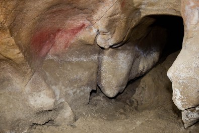 representación acéfala, similar a las documentadas en la cueva de Les Pedroses, localizada en el Panel Principal de Tito Bustillo. © Miguel de Guzmán, Principado de Asturias, Consejería de Cultura