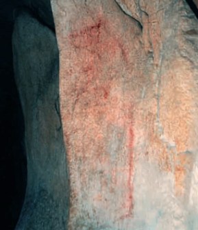 Restos de pintura roja localizados en Les Pedroses, interpretados como un posible antropomorfo © Rodrigo de Balbín, Consejería de Cultura.