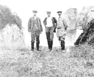 Hermilio Alcalde del Río, junto a otras dos personas, a la entrada de la cueva de El Pindal