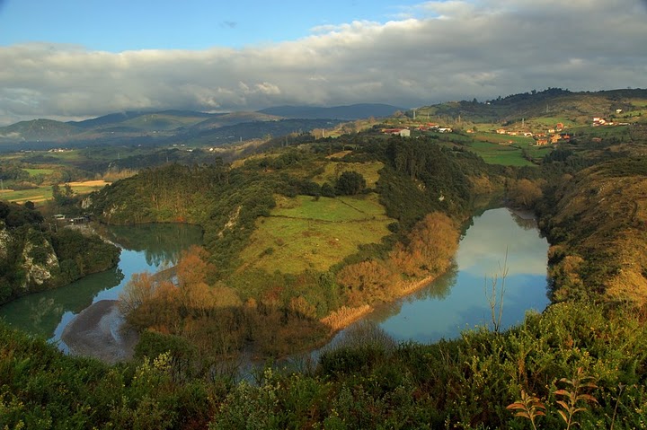 Vista panorámica de los meandros del río Nora, en las proximidades de la cueva de Las Mestas